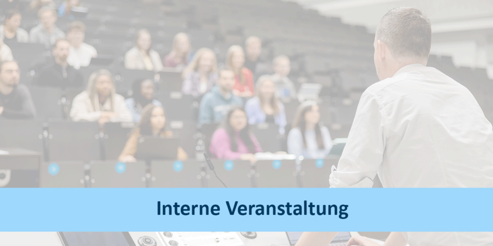 Studierende und Lehrperson in einem Hörsaal dazu die Aufschrift Interne Veranstaltung