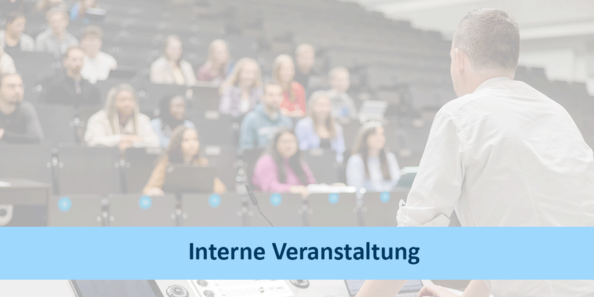 Studierende und Lehrperson in einem Hörsaal dazu die Aufschrift Interne Veranstaltung