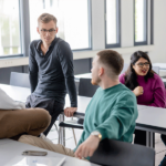 Bilder auf dem Studierende in einem Seminarraum zu sehen sind