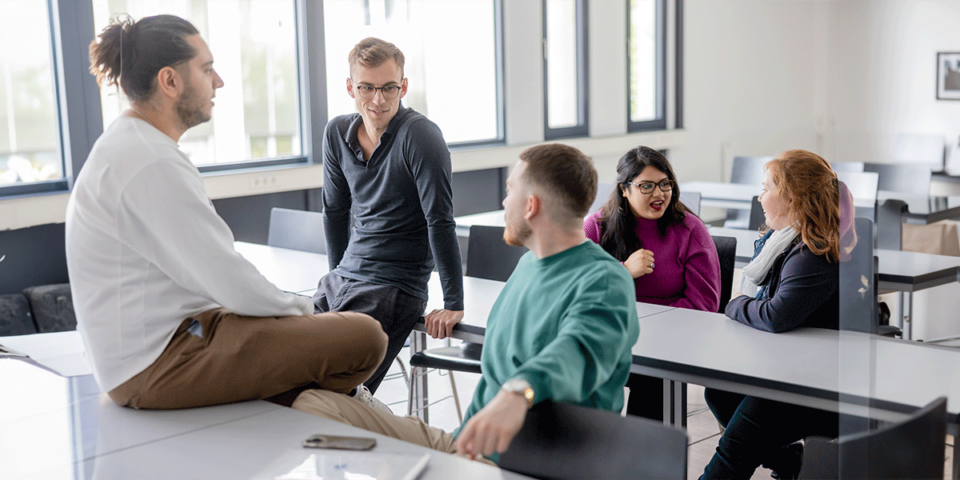 Bilder auf dem Studierende in einem Seminarraum zu sehen sind