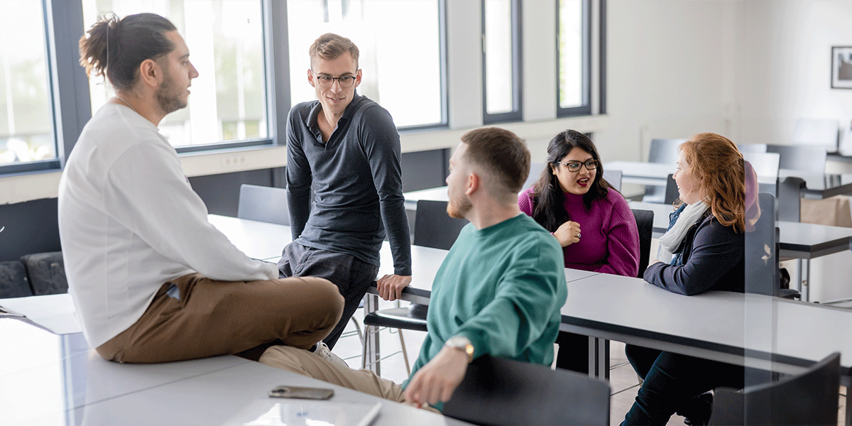 Bilder auf dem Studierende in einem Seminarraum zu sehen sind