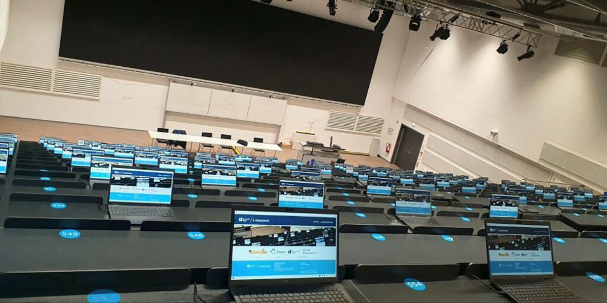 Hörsaal mit Laptops