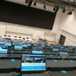 Hörsaal mit Laptops