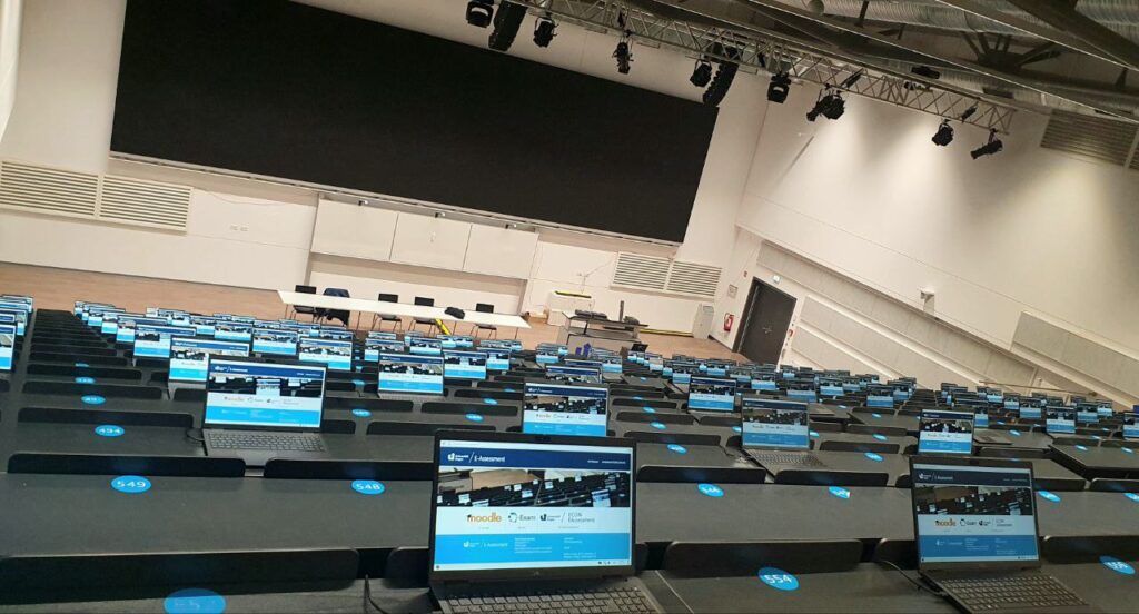 Hörsaal mit Laptops