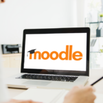 Moodle-Logo auf Laptop