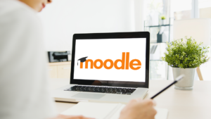 Moodle-Logo auf Laptop