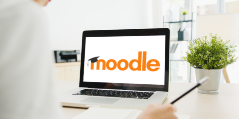 Moodle-Logo auf Laptop