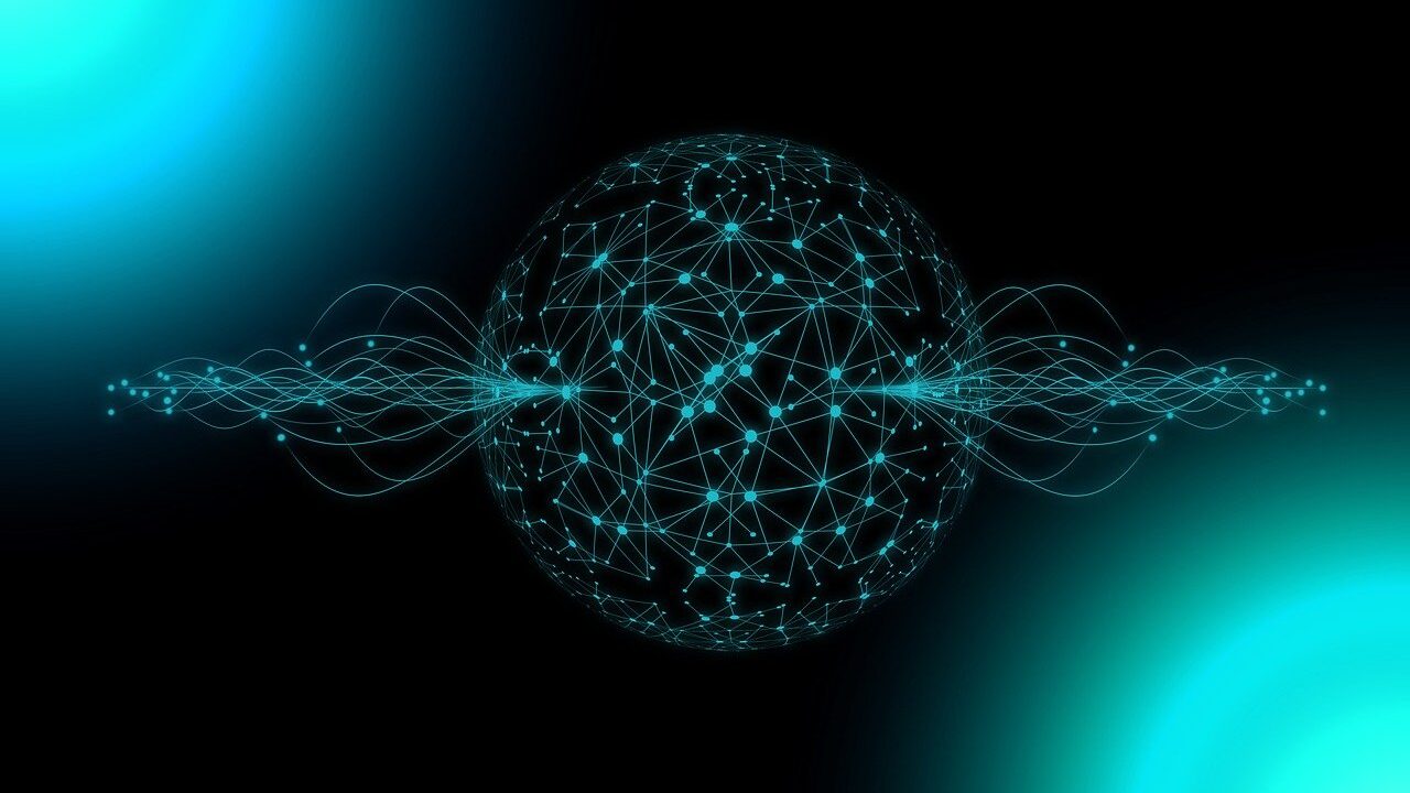 e stilisierte Darstellung eines kugelförmigen Netzwerks aus leuchtend blauen Punkten und Linien, die ein komplexes digitales oder neuronales Netz symbolisieren. Aus der linken und rechten Seite der Kugel strömen geschwungene Linienwellen heraus, die Datenflüsse oder Informationsübertragung darstellen. Der Hintergrund ist dunkel, mit leuchtenden türkisfarbenen Lichtquellen in den Ecken.