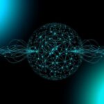 e stilisierte Darstellung eines kugelförmigen Netzwerks aus leuchtend blauen Punkten und Linien, die ein komplexes digitales oder neuronales Netz symbolisieren. Aus der linken und rechten Seite der Kugel strömen geschwungene Linienwellen heraus, die Datenflüsse oder Informationsübertragung darstellen. Der Hintergrund ist dunkel, mit leuchtenden türkisfarbenen Lichtquellen in den Ecken.