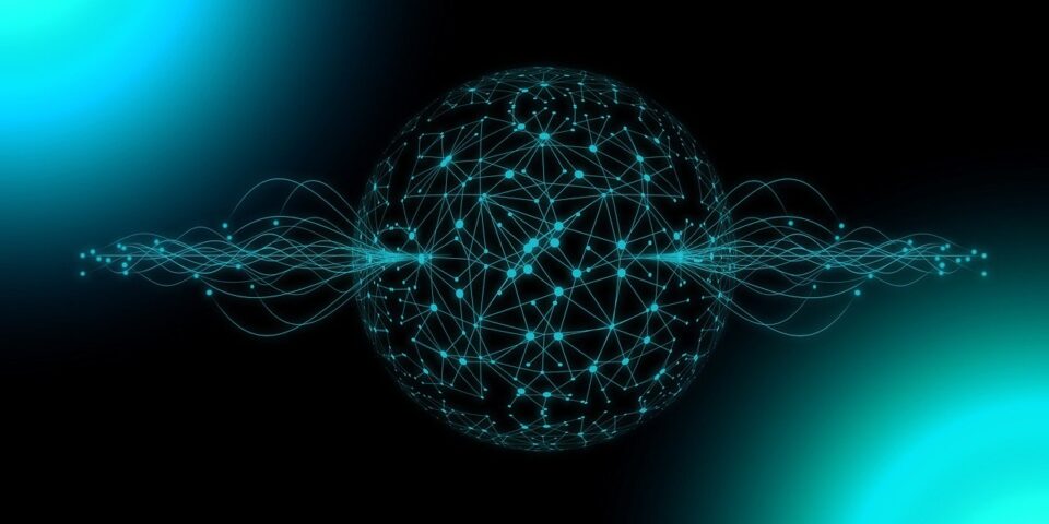 e stilisierte Darstellung eines kugelförmigen Netzwerks aus leuchtend blauen Punkten und Linien, die ein komplexes digitales oder neuronales Netz symbolisieren. Aus der linken und rechten Seite der Kugel strömen geschwungene Linienwellen heraus, die Datenflüsse oder Informationsübertragung darstellen. Der Hintergrund ist dunkel, mit leuchtenden türkisfarbenen Lichtquellen in den Ecken.
