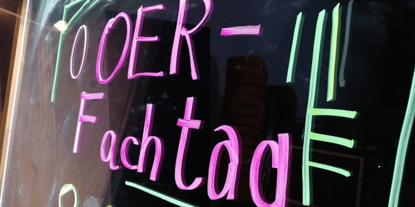 Auf einem schwarzen Hintergrund ist in neonpink "OER-Fachtag" zu lesen. Drumherum befinden sich neongrüne Linien zur Verzierung.