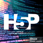 Auf einem dunklen Hintergrund sieht man einen halbtransparenten Bildschirm mit einem bunten Programm Code. in der Mitte steht der weiße Überschrift "H5P".