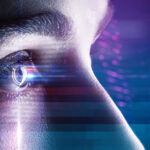 Nahaufnahme eines menschlichen Auges, das von blauen und violetten Lichtstreifen umgeben ist. Die Iris reflektiert Licht und zeigt feine Details. Der Hintergrund ist unscharf und enthält horizontale, leuchtende Linien und digitale Muster.