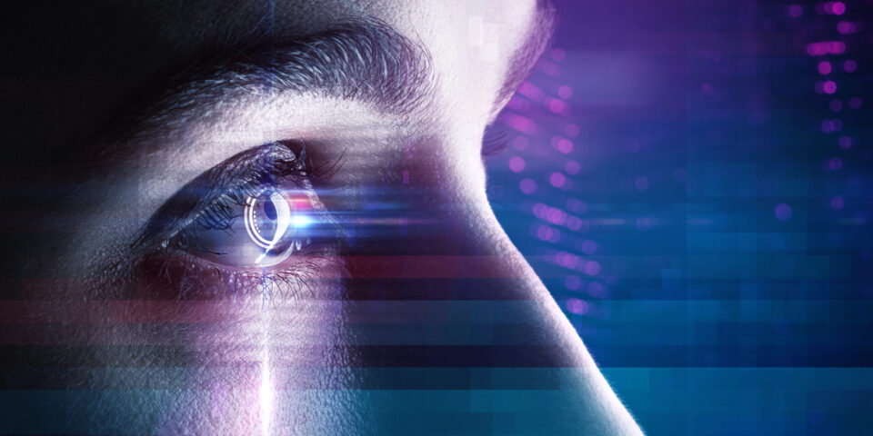 Nahaufnahme eines menschlichen Auges, das von blauen und violetten Lichtstreifen umgeben ist. Die Iris reflektiert Licht und zeigt feine Details. Der Hintergrund ist unscharf und enthält horizontale, leuchtende Linien und digitale Muster.