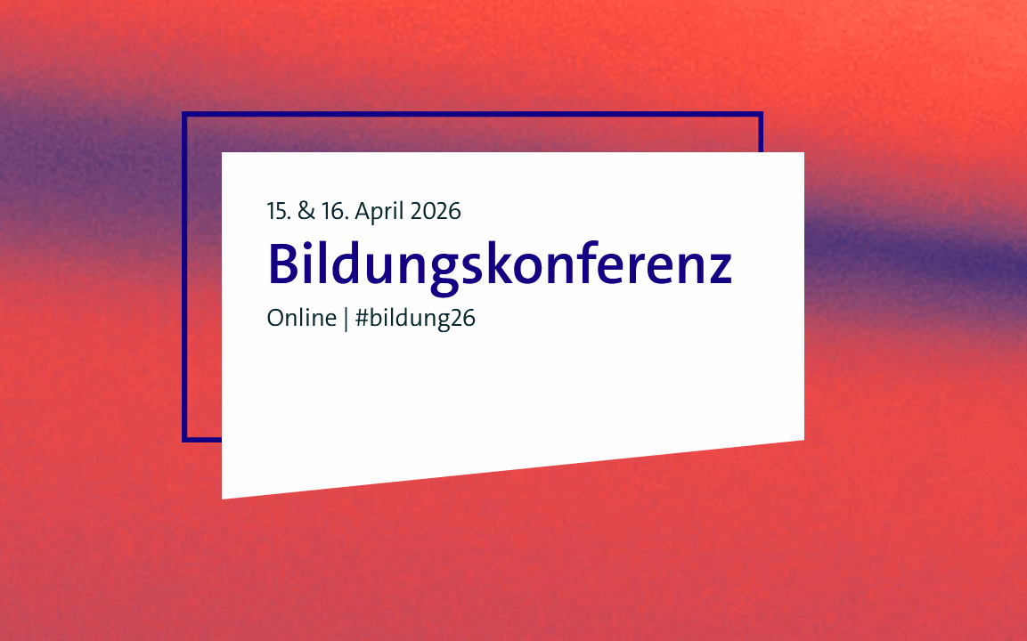 Auf dem leuchtenden roten Hintergrund mir einem dunkelblauen Faden ist ein weißes Textfeld platziert, hinter dem Feld steht schräg ein dunkelblaues Rahmen. Auf dem Feld steht der dunkelviolette Text "15. & 16. April 2026 Bildungskonferenz Online #bildung26" Dabei ist das Wort "Bildungskonferenz" fett und größer geschrieben.
