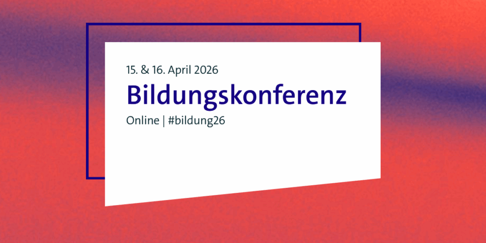 Auf dem leuchtenden roten Hintergrund mir einem dunkelblauen Faden ist ein weißes Textfeld platziert, hinter dem Feld steht schräg ein dunkelblaues Rahmen. Auf dem Feld steht der dunkelviolette Text "15. & 16. April 2026 Bildungskonferenz Online #bildung26" Dabei ist das Wort "Bildungskonferenz" fett und größer geschrieben.